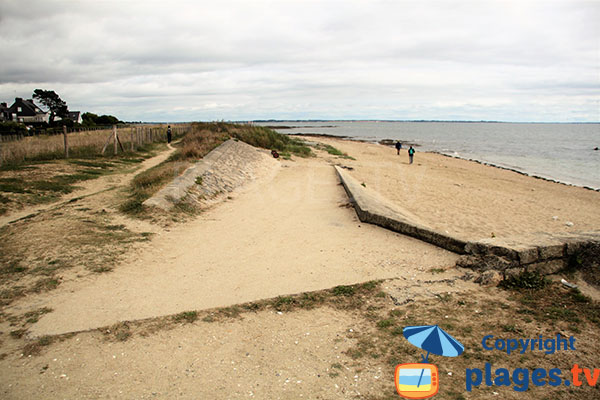 Plage avec rampe d'accès, vue Est.