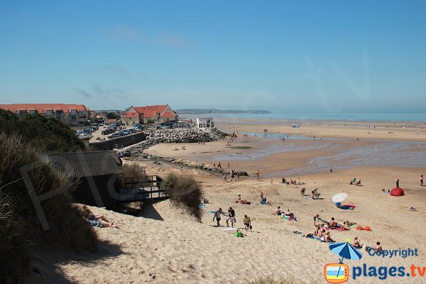 Plage de la dune d'Amont de Wissant avec vue sur le centre-ville et le Cap Gris Nez