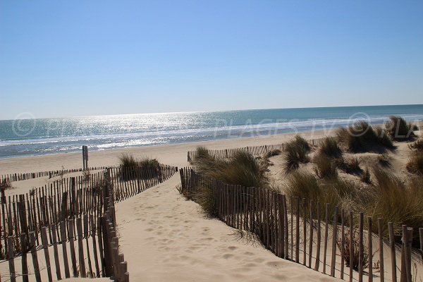 L'accesso alla spiaggia Dunes a Carnon