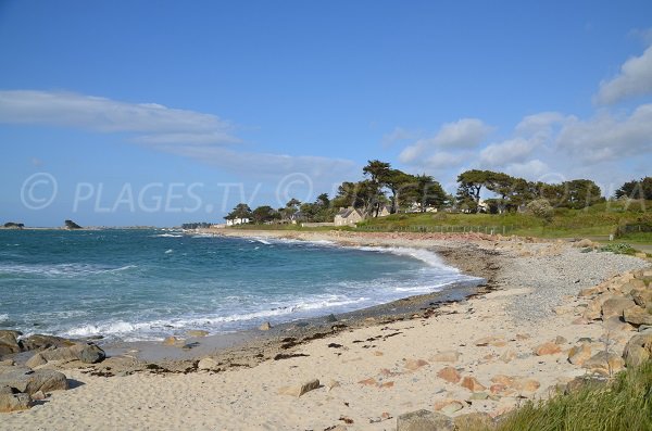 Plage à marée haute à Penvénan