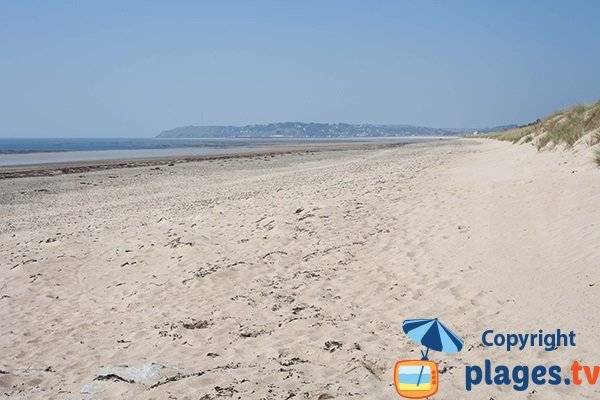 Plage des Dunes de St Georges de la Rivière avec vue sur le Cap de Carteret