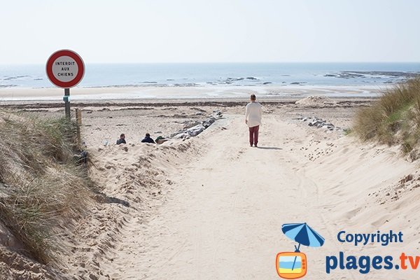 Accès à la plage de Saint Georges de la Rivière dans la Manche par la cale