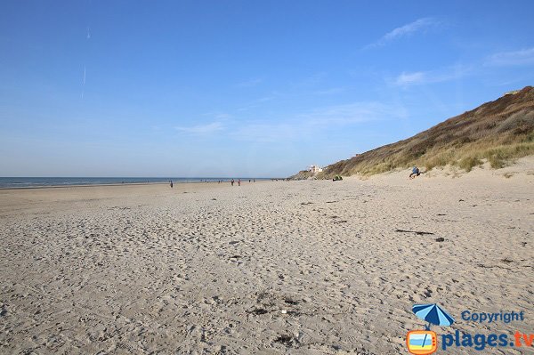 Plage Ecault avec vue sur le poste de secours d'Equihen