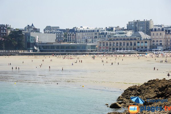 Front de mer de Dinard vue depuis la plage de l'écluse