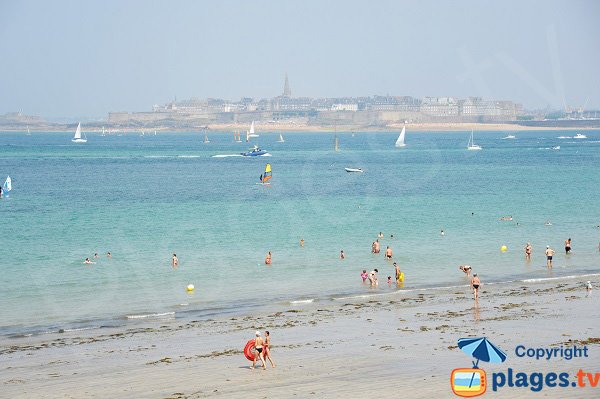 Vue sur Saint Malo depuis la plage de l'écluse