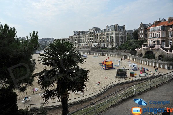 Plage de l'écluse avec des jeux pour les enfants - Dinard