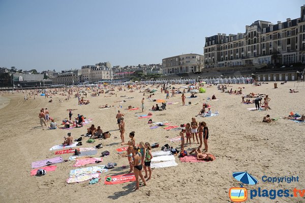 Plage de l'écluse de Dinard en été