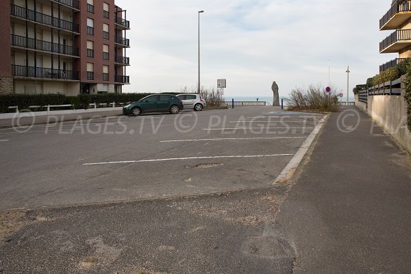 Parking au niveau de la plage de l'école de voile