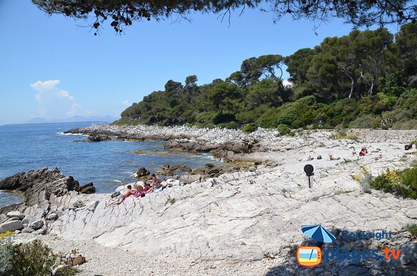 Plage de l'Eiden Roc sur le sentier des douaniers au cap d'Antibes