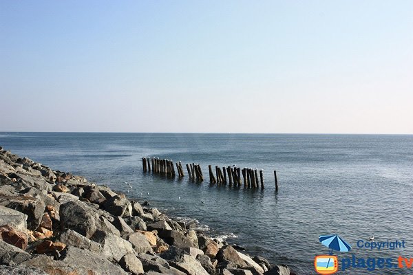 Rocks on the Eloux beach - Noirmoutier