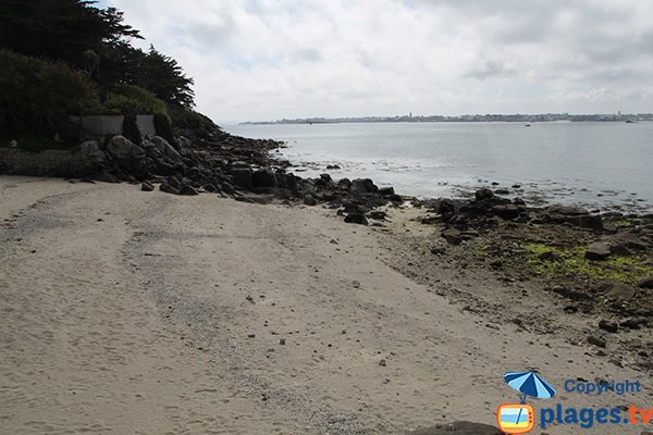 Rochers sur la plage à côté de l'embarcadère sur Batz