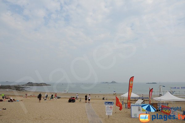 Handicap accessible beach in Dinard