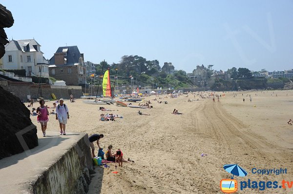 Plage de l'énogat de Dinard en été