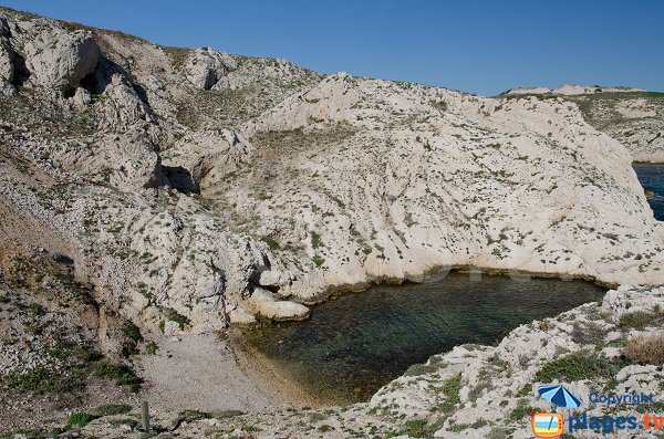 Crique de gravillons de l'eoube à Frioul