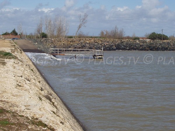 Grande Jetée d'Aiguillon sur Mer avec mise à l'eau pour les bateaux