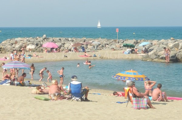 Plage surveillée à Sainte Marie à côté du port