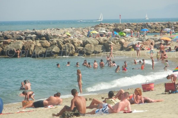 Plage de Sainte Marie avec des rochers