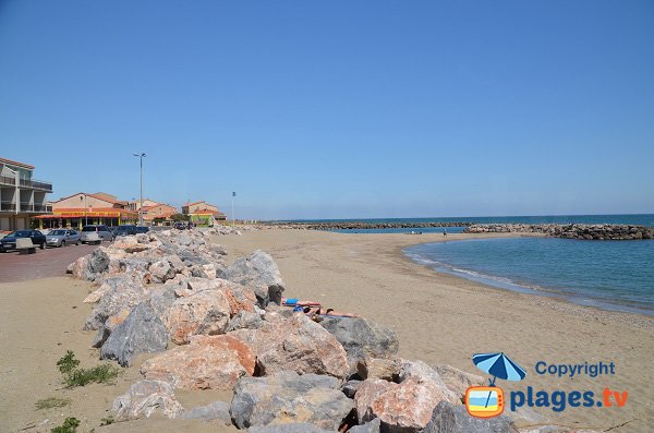 Plage avec des épis à Sainte Marie dans les Pyrénées Orientales