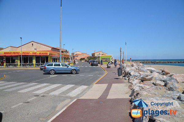 Commerces au niveau de la plage des Epis à Ste Marie