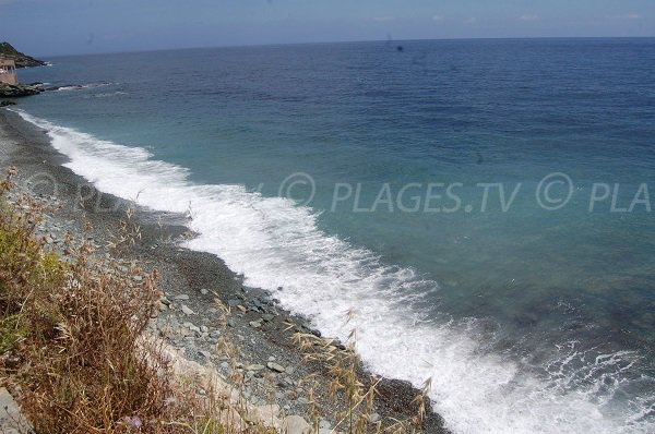 Plage de galets à côté de la marine d'Erbalunga en Corse