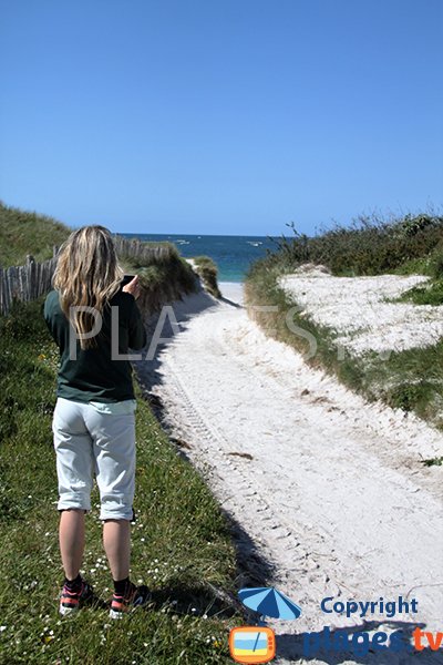 Sentier d'accès à la plage d'Erleac'h à Saint Pabu