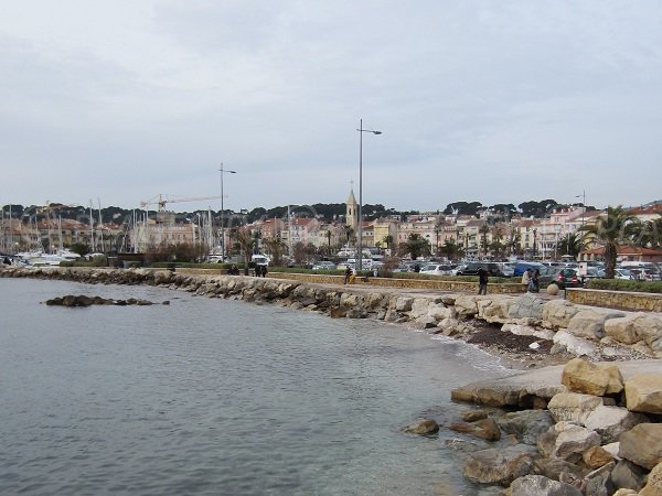 Spiaggia nel centro di Sanary sur mer vicino al porto