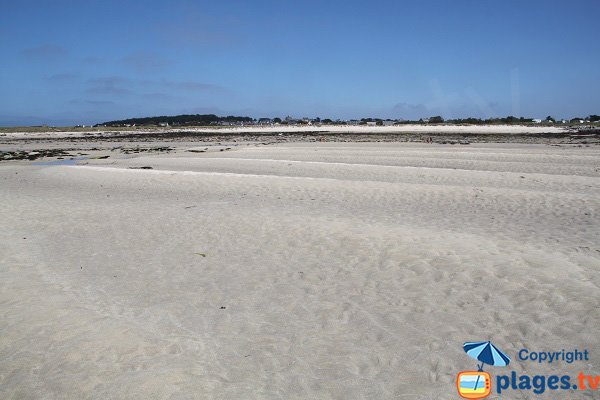 Passage entre les iles Grande et d'Aganton à marée basse - Pleumeur-Bodou