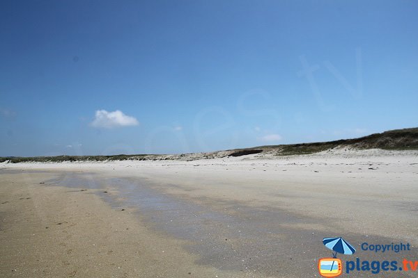 Plage bordée par des dunes sur l'ile d'Aganton