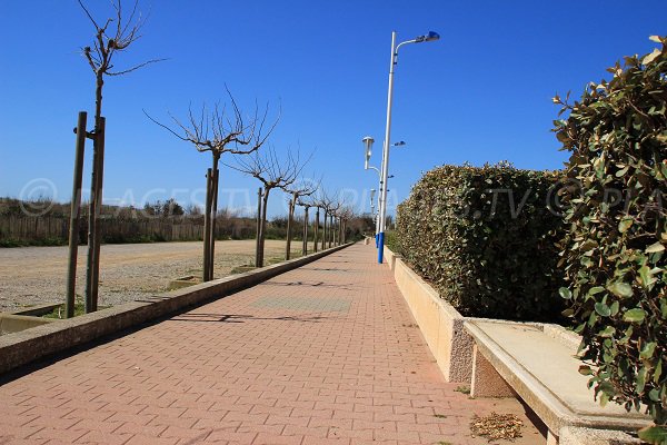 viale pedonale costeggia la spiaggia di Portiragnes