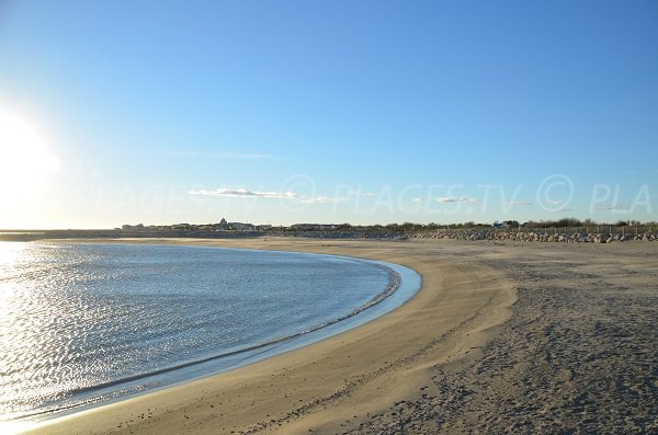 Vue sur les Saintes Maries depuis la plage Est