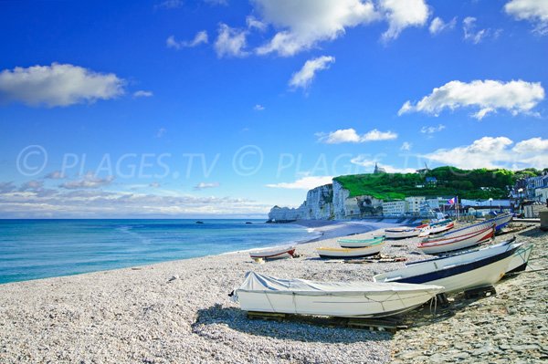 Plage pittoresque d'Etretat avec ses bateaux de pêcheurs