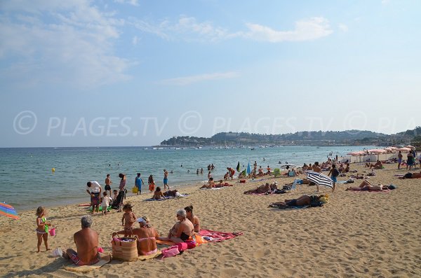 Spiaggia Les Eucalyptus e vista porto di Cavalaire sur Mer