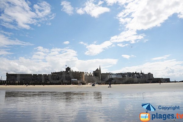 Vue sur la cité de Saint-Malo depuis la plage de l'Eventail