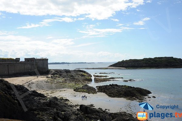 Crique à côté des remparts de St Malo