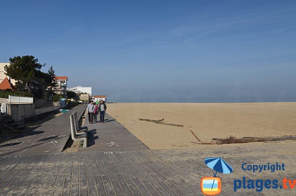 Promenade le long de la plage d'Eyrac à Arcachon