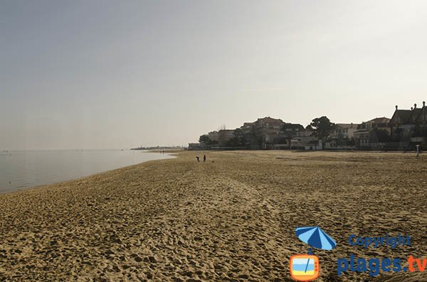 Plage d'Eyrac vue depuis la jetée en direction du port - Arcachon