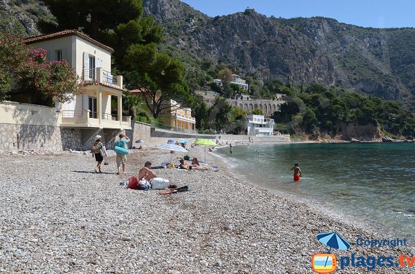 Plage le long de l'avenue Poincaré à Eze