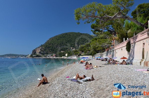 Plage ombragée sur Eze