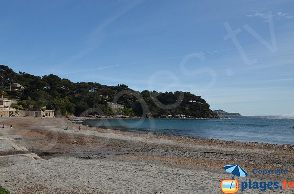 Plage de sable de Fabrégas à La Seyne dans le Var