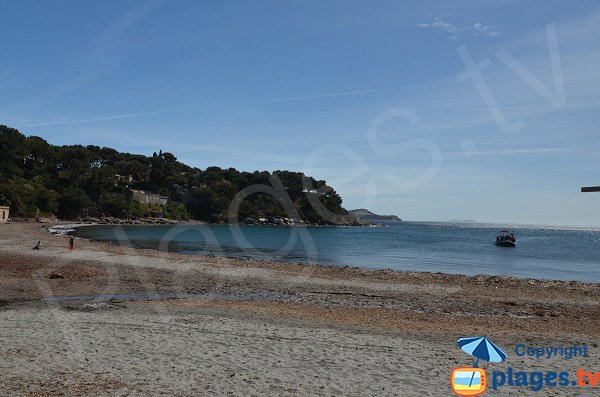 Plage et promenade le long de l'anse de Fabrégas à La Seyne