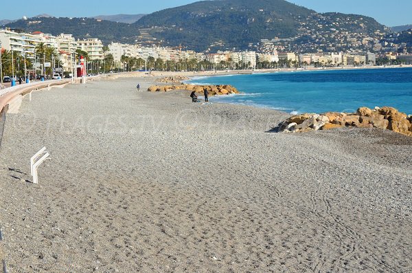 Plage de galets à Fabron