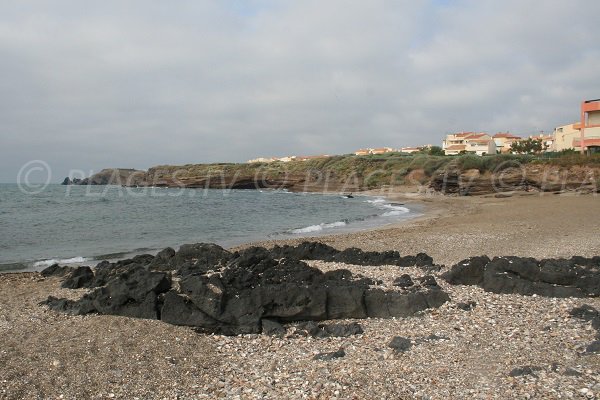 Vista generale della Cap d'Agde scogliere dalla spiaggia