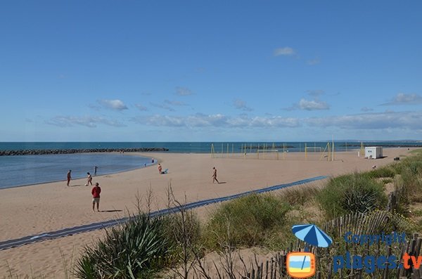 Accès pour les personnes à mobilité réduite sur la plage du centre de Vias