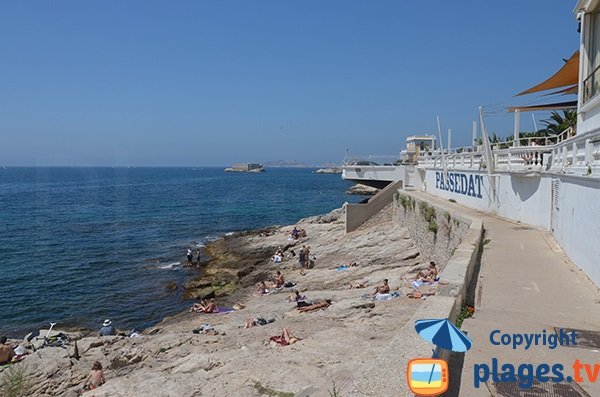 Promenade le long de des rochers de la Fausse Monnaie à Marseille