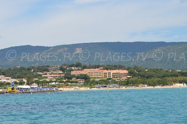 Partie principale de la plage de la Favière vue depuis la mer