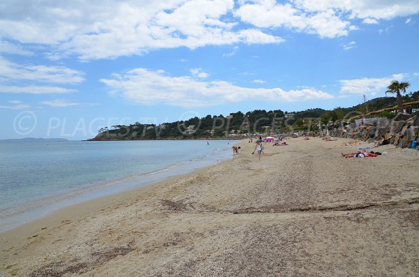 Extrémité de la plage de la Favière à Bormes les Mimosas