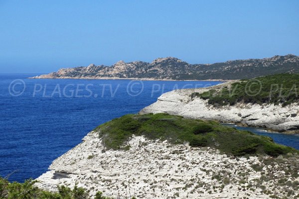 Ile de Fazzio avec vue sur le Cap de Feno