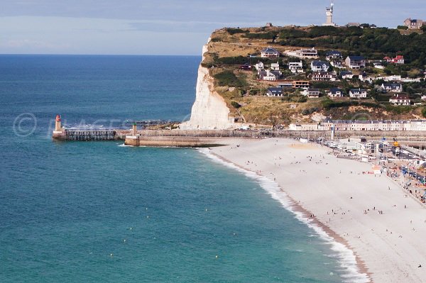 Plage de Fécamp autour du port avec des maisons avec vue sur la plage