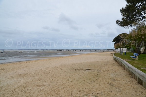 Photo de la plage à Andernos les Bains entre le centre et le port de Bétey