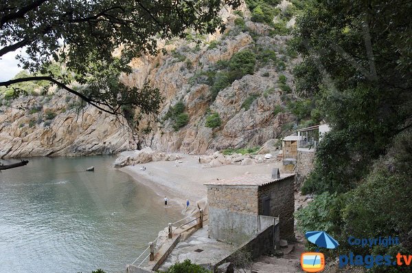 Spiaggia con le case dei pescatori a Piana - Corsica